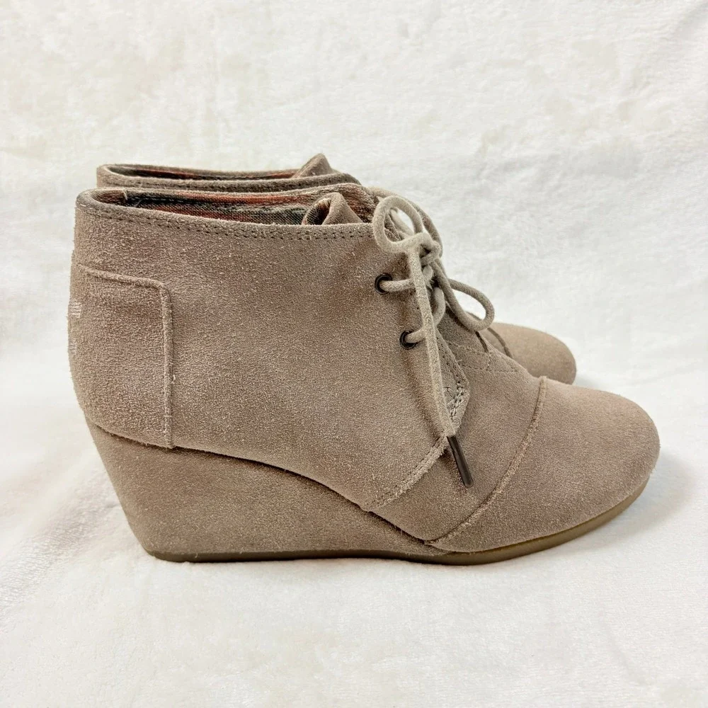 TOMS Taupe Suede Desert Wedge Booties Women‎ Sz 8 Lace Up Ankle Boots Round Toe